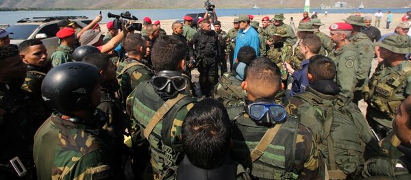 Президент Николас Мадуро разговаривает с военнослужащими - Sputnik Беларусь