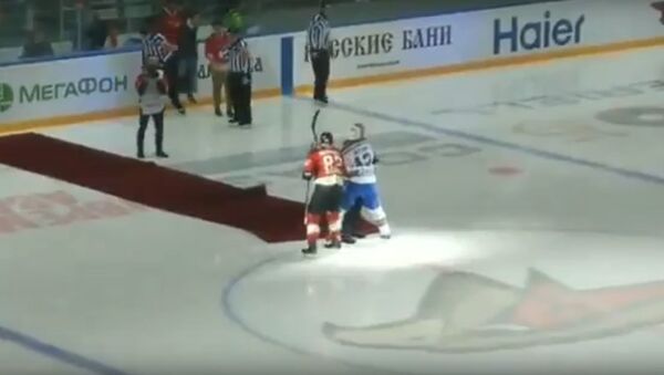 Жозе Моуриньо упал на матче КХЛ – видео - Sputnik Беларусь