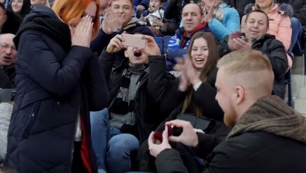 Болельщик минского Динамо сделал предложение девушке во время матча - Sputnik Беларусь