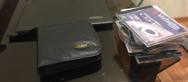 Ноутбук и DVD-диски, изъятые у задержанного - Sputnik Беларусь