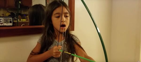 Девочка придумала, как быстро и эффектно удалить молочный зуб - Sputnik Беларусь