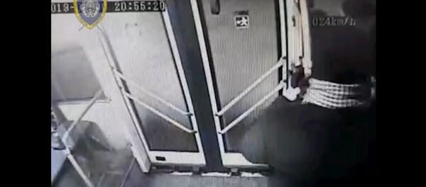 В Минске пьяный хулиган напал на школьницу в троллейбусе – видео В Минске пьяный хулиган напал на школьницу в троллейбусе – видео - Sputnik Беларусь