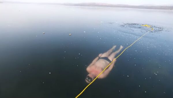 Фридайвер нырнул под замерзшую поверхность озера Милада в Чехии - Sputnik Беларусь