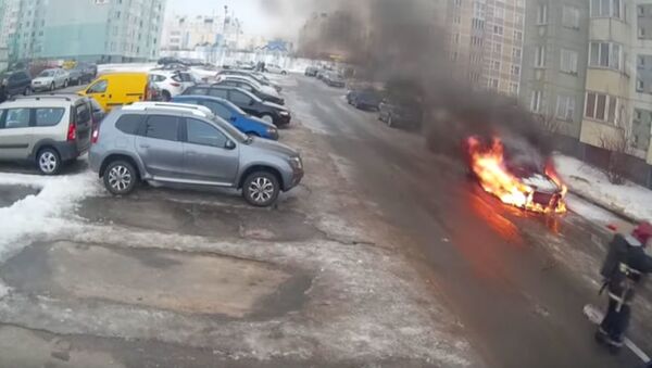 Столичные спасатели потушили горящий автомобиль - Sputnik Беларусь