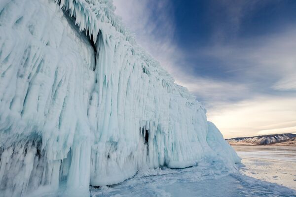 Шарга-Даган — это небольшой, но крайне живописный остров, до которого легко можно дойти пешком по байкальскому льду. - Sputnik Беларусь