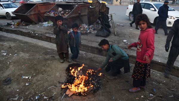 Афганские дети сжигают мусор, чтобы согреться, на обочине дороги в столице Афганистана Кабуле - Sputnik Беларусь