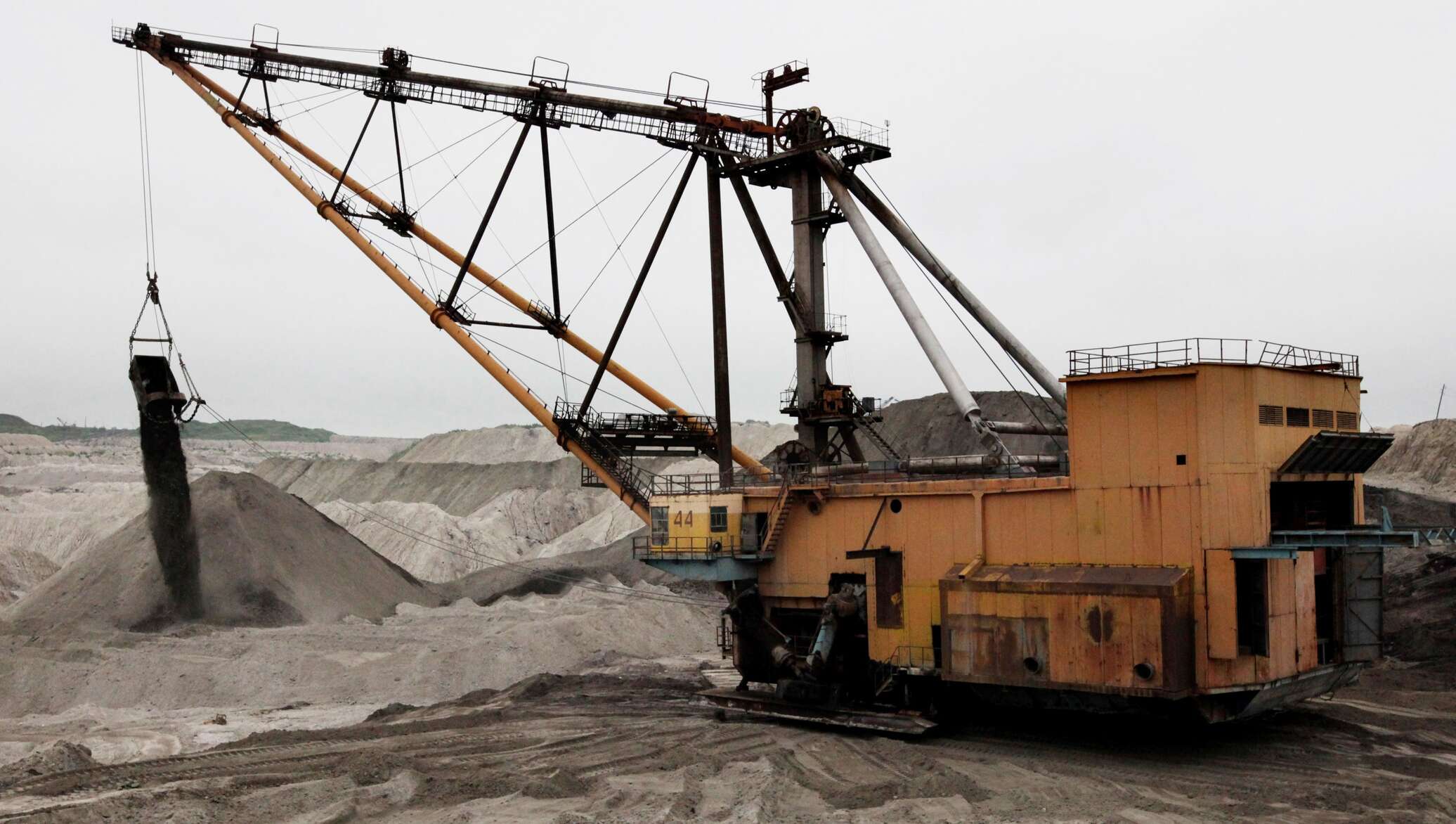 шагающий экскаватор поднимает за один прием. шагающий экскаватор поднимает за один прием. шагающий экскаватор уралмаш эш-100. шагающий экскаватор поднимает за один приём 14 м3 грунта на высоту 20м. шагающий экскаватор уралмаш.