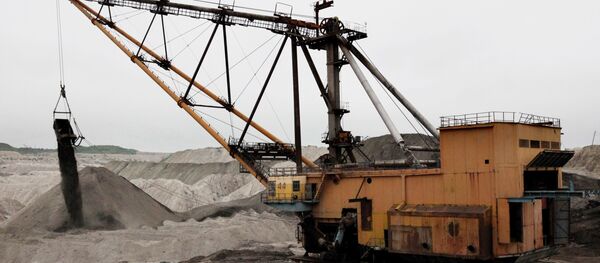 Шагающий экскаватор выполняет переэкскавацию грунта  - Sputnik Беларусь