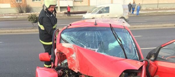 Сотрудники МЧС на месте ДТП в Минске - Sputnik Беларусь