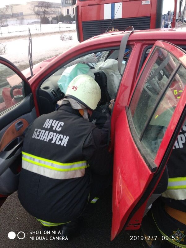 Ослепило солнце? Водитель Kia врезался в столб - Sputnik Беларусь