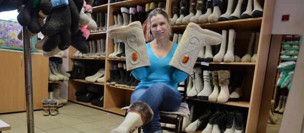Корреспондент Sputnik тоже не смогла удержаться - приобрела себе несколько пар валенок - Sputnik Беларусь