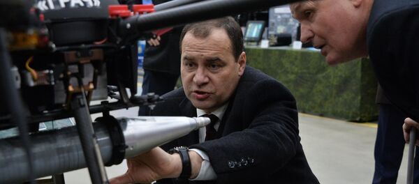 Глава Госкомвоенпрома Роман Головченко на МЗКТ   - Sputnik Беларусь