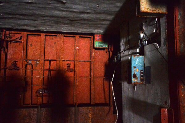 Вход в хранилище ядерных боеголовок задраен стальной задвижкой. Вокруг видны силовые агрегаты и предупредительные лампы. Бронезадвижка на входе в хранилище была предусмотрена на случай чрезвычайной ситуации. В случае опасности хранилище, в котором собирались и обслуживались ядерные боеголовки, превращалось в радиоактивный могильник.  - Sputnik Беларусь