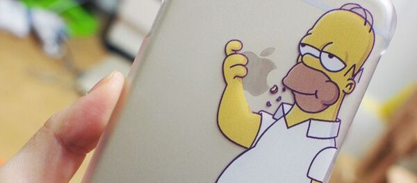 Гомер Симпсон на чехле телефона - Sputnik Беларусь