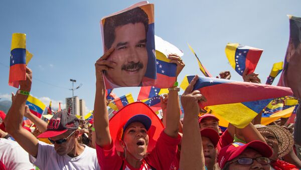 Участники во время акции в поддержку президента Венесуэлы Николаса Мадуро в Каракасе - Sputnik Беларусь