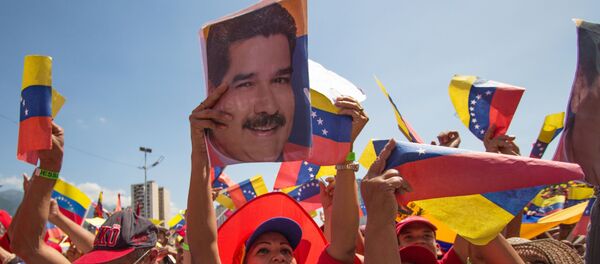Участники во время акции в поддержку президента Венесуэлы Николаса Мадуро в Каракасе - Sputnik Беларусь