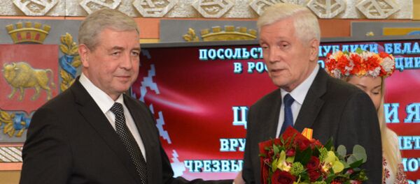 Посол Беларуси Владимир Семашко вручил орден бывшему послу РФ в РБ Александру Сурикову - Sputnik Беларусь
