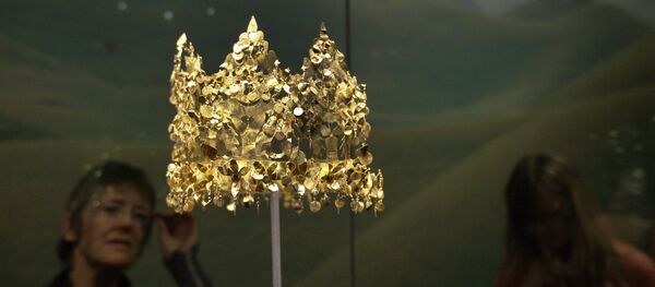 Золотая корона, обнаруженная в городище Тилля-тепе, при раскопках кушанских царских захоронений  - Sputnik Беларусь