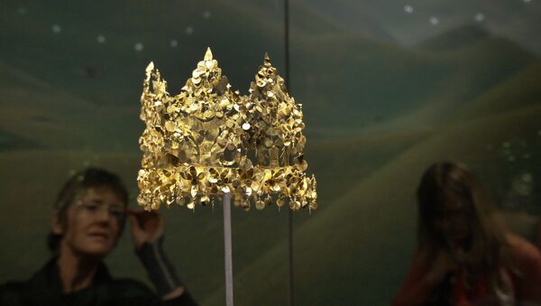 Золотая корона, обнаруженная в городище Тилля-тепе, при раскопках кушанских царских захоронений  - Sputnik Беларусь