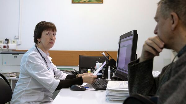 Пациент в кабинете терапевта в городской поликлинике  - Sputnik Беларусь