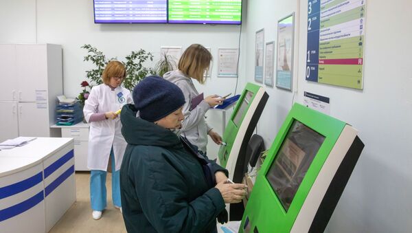 Пациенты записываются на прием к врачу через электронные терминалы - Sputnik Беларусь