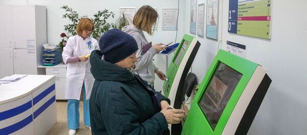  Пациенты записываются на прием к врачу через электронные терминалы - Sputnik Беларусь