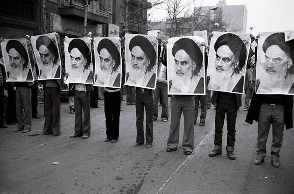 Плакаты аятоллы Хомейни присутствовали на каждом митинге против шаха.  - Sputnik Беларусь
