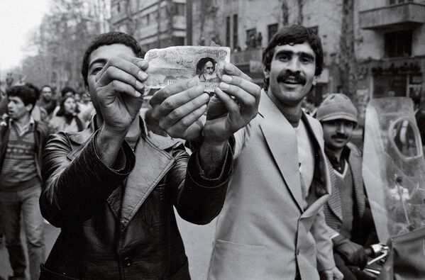 Тегеран вспыхивает от радости после сообщения об отъезде шаха.  - Sputnik Беларусь