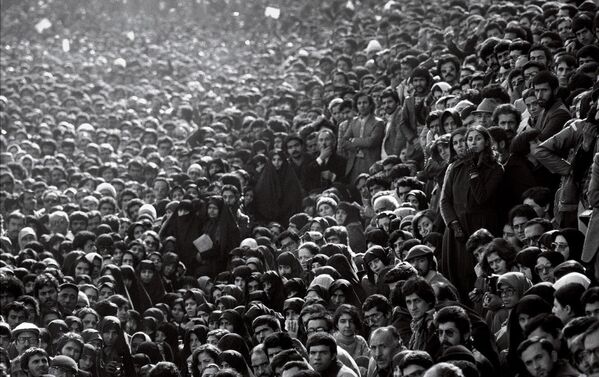 Толпы демонстрантов против шаха в Тегеране. В консервативно настроенной стране шах Пехлеви попытался провести реформы, что вызвало жесткое неприятие со стороны исламского духовенства. - Sputnik Беларусь