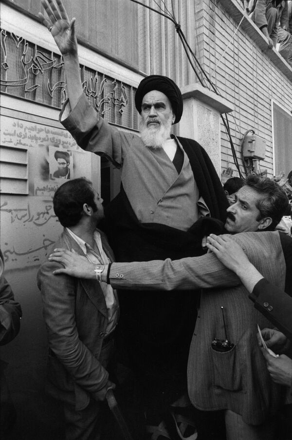 Фотография въезда Имама Хомейни в Тегеран. - Sputnik Беларусь