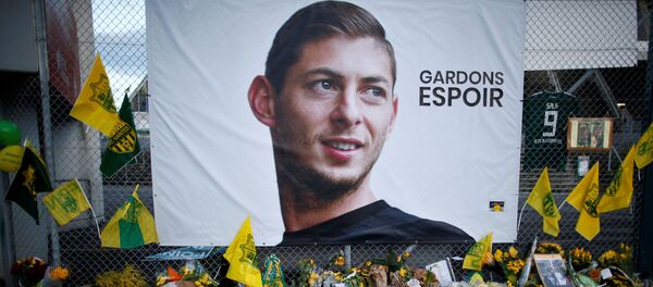 Цветы у стадиона в память футболиста Эмилиано Сала - Sputnik Беларусь