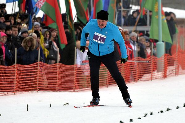 Александр Лукашенко на биатлонной лыжне - Sputnik Беларусь