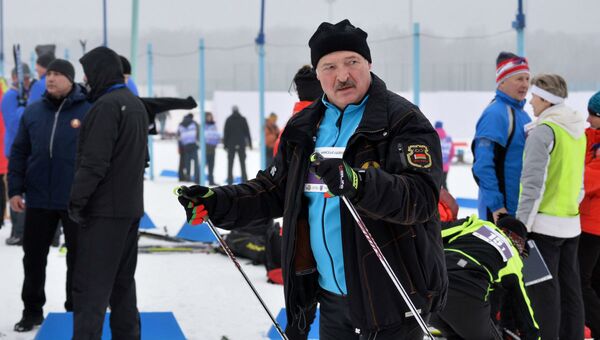 Александр Лукашенко принимает участие в Минской лыжне - Sputnik Беларусь