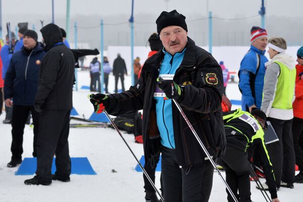 Александр Лукашенко принимает участие в Минской лыжне - Sputnik Беларусь