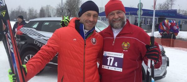 Настоятель Всехсвятского храма протоиерей Федор Повный и предприниматель Александр Мошенский Настоятель Всехсвятского храма протоиерей Федор Повный и предприниматель Александр Мошенский - Sputnik Беларусь