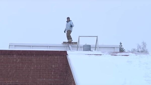 Сноубордист попытался скатиться с крыши, чтобы побороть похмелье – видео - Sputnik Беларусь