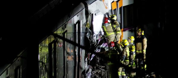 Спасатели на месте столкновения поездов в Каталонии - Sputnik Беларусь