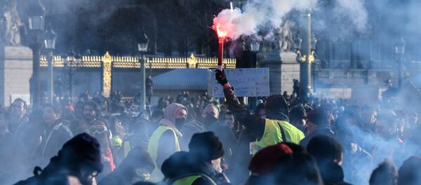 Участники акции протестов на улицах Парижа Участники акции протестов на улицах Парижа - Sputnik Беларусь