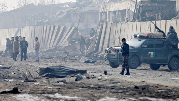 Афганские силы безопасности осматривают место взрыва - Sputnik Беларусь