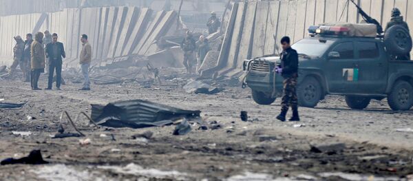 Афганские силы безопасности осматривают место взрыва - Sputnik Беларусь