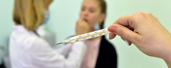 Врач осматривает школьника, архивное фото - Sputnik Беларусь