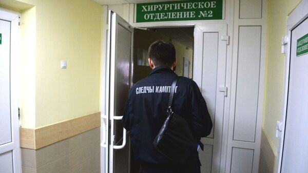 Сотрудник Следственного комитета в больнице в Столбцах - Sputnik Беларусь