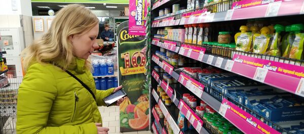 Татьяна проверяет, все ли лакомства взяла для своей маленькой принцессы - Sputnik Беларусь