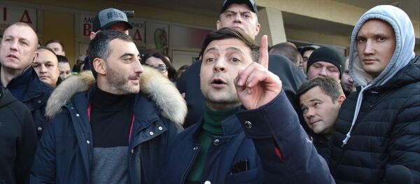 Кандидат в президенты Украины Владимир Зеленский во время общения с участниками митинга своих противников во Львове - Sputnik Беларусь