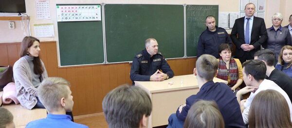 Председатель Следственного комитета Иван Носкевич пообщался с учениками школы №2 в Столбцах, где произошла трагедия - Sputnik Беларусь