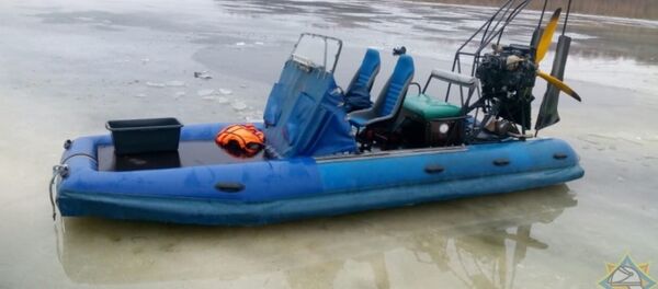 Аэроглиссер с пассажирами на борту перевернулся на Припяти Аэроглиссер с пассажирами на борту перевернулся на Припяти - Sputnik Беларусь