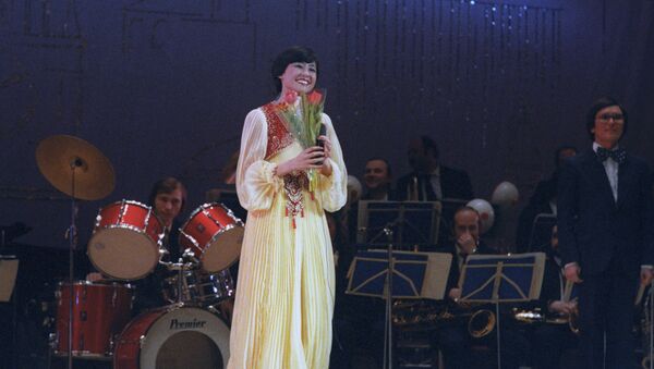 Роза Рымбаева на выступлении в 1984 году - Sputnik Беларусь