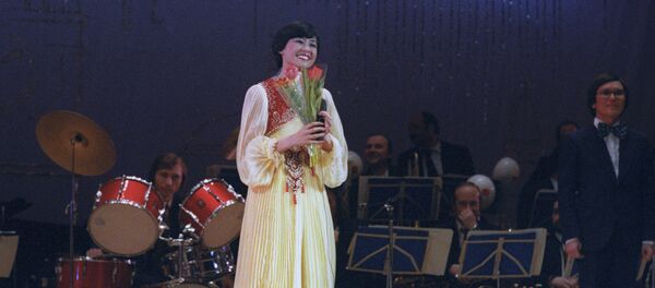 Роза Рымбаева на выступлении в 1984 году - Sputnik Беларусь