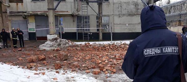 Кирпичная стена здания рухнула на двух работников предприятия - Sputnik Беларусь