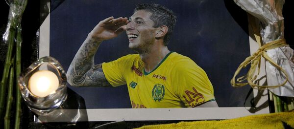 Заўзятары нясуць кветкі ў памяць аб загінулым футбалісце Эміліяна Сале - Sputnik Беларусь